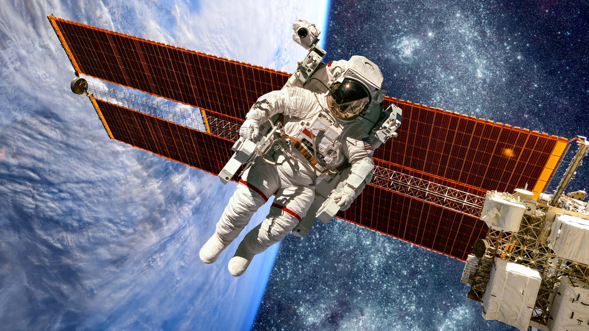 Space Mission 桌布 壁紙 — 太空人漂浮在設有太陽能板的太空站外，背景是地球的藍色雲層和繁星宇宙。