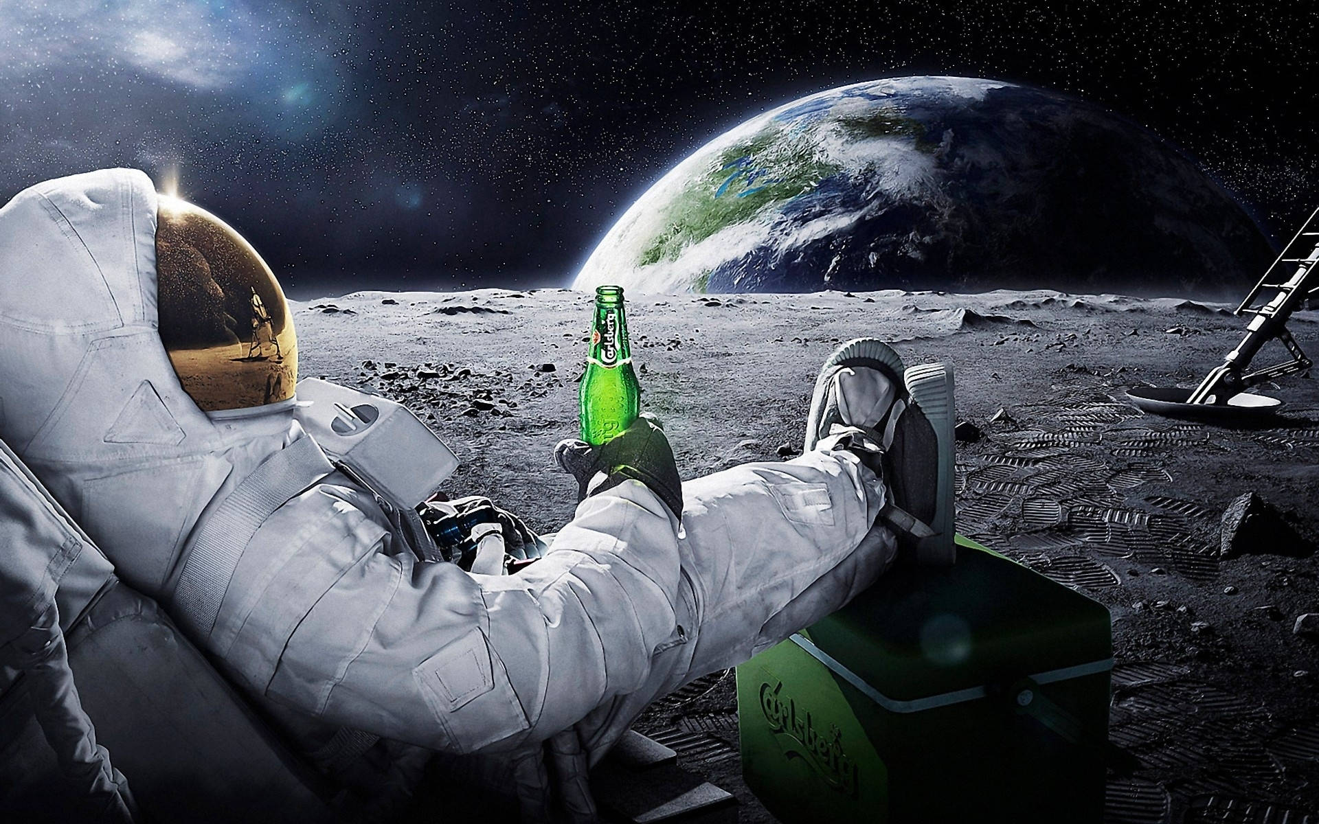 太空人飲用嘉士伯啤酒 壁紙 — 一名太空人在月球上放鬆，手持綠色啤酒瓶，地球在他們身後的宇宙夜空中升起。