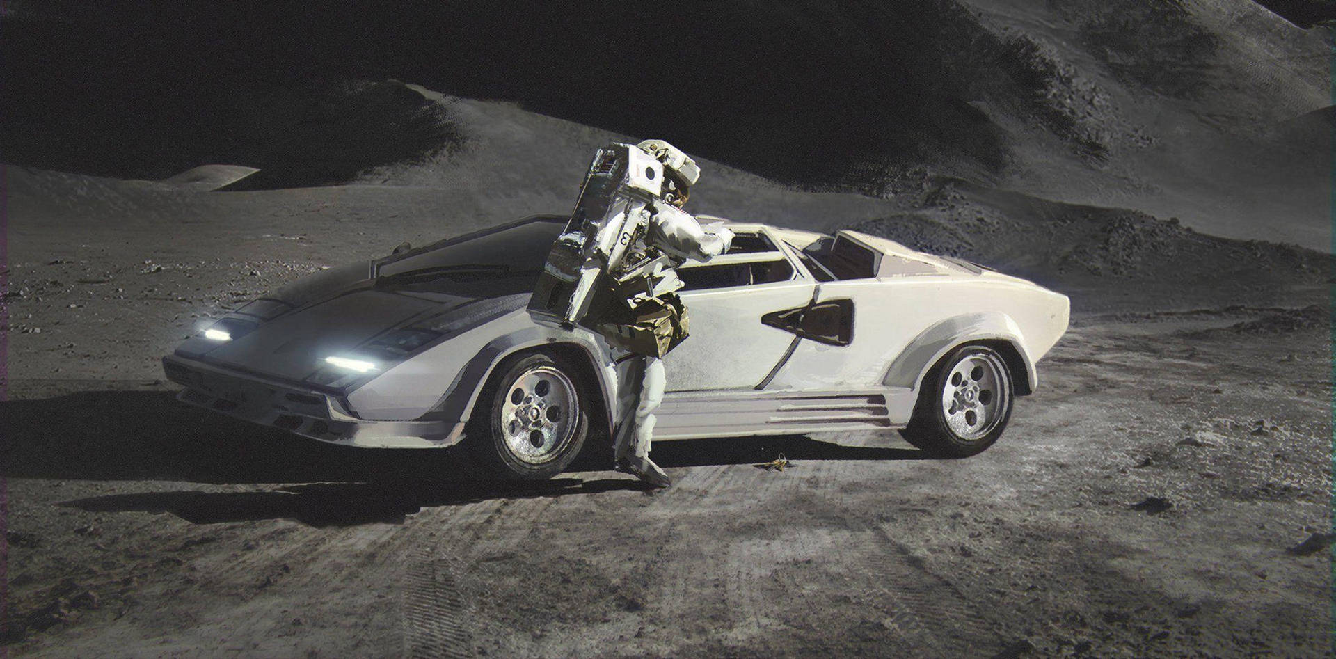 太空人在夜間從月球表面的白色跑車中走出。