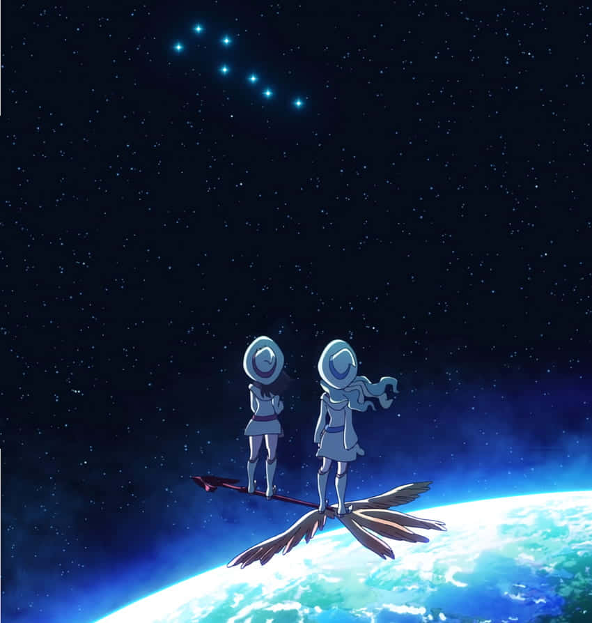 太空動畫《小魔女學園》 壁紙 — 兩個穿著太空衣的動漫角色站在掃帚上，在地球上空凝視著發光的星座。
