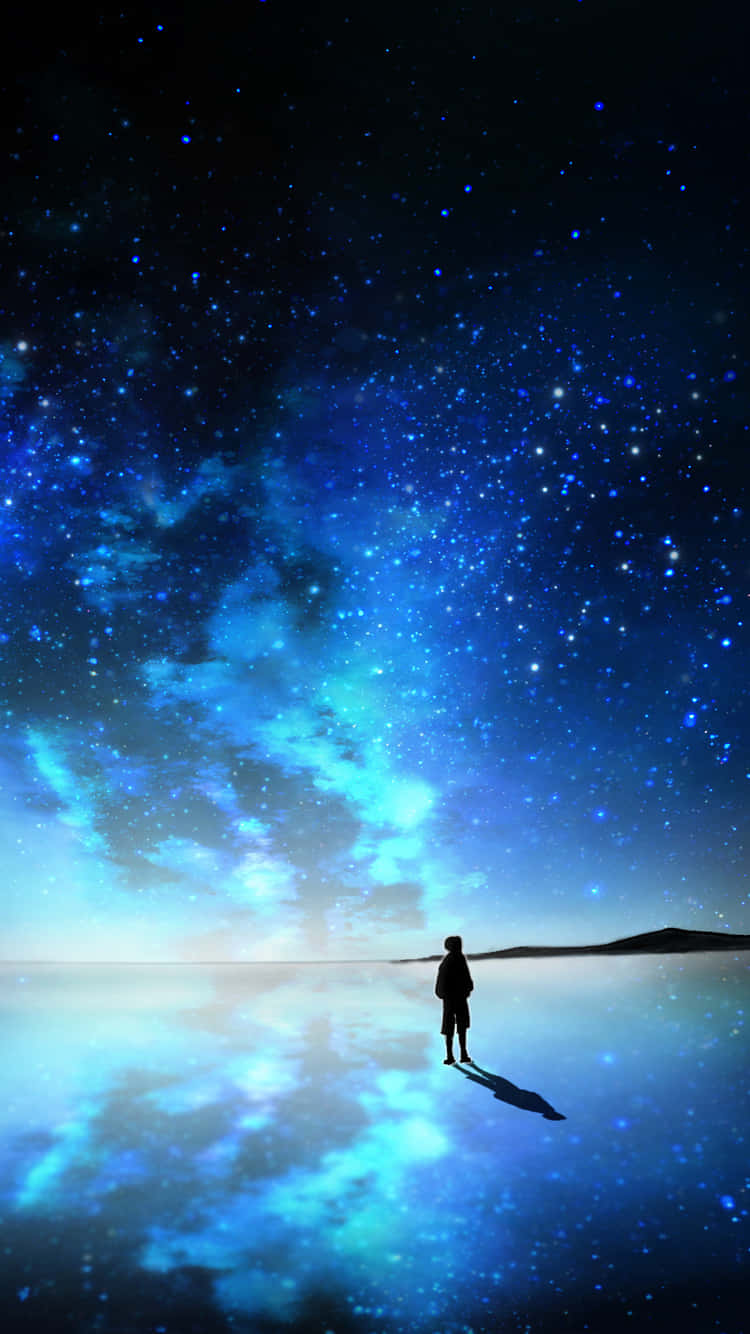 太空動畫海洋 壁紙 — 一個孤獨的剪影站在反射表面上，凝視著充滿發光藍色星雲的廣闊星空夜空。