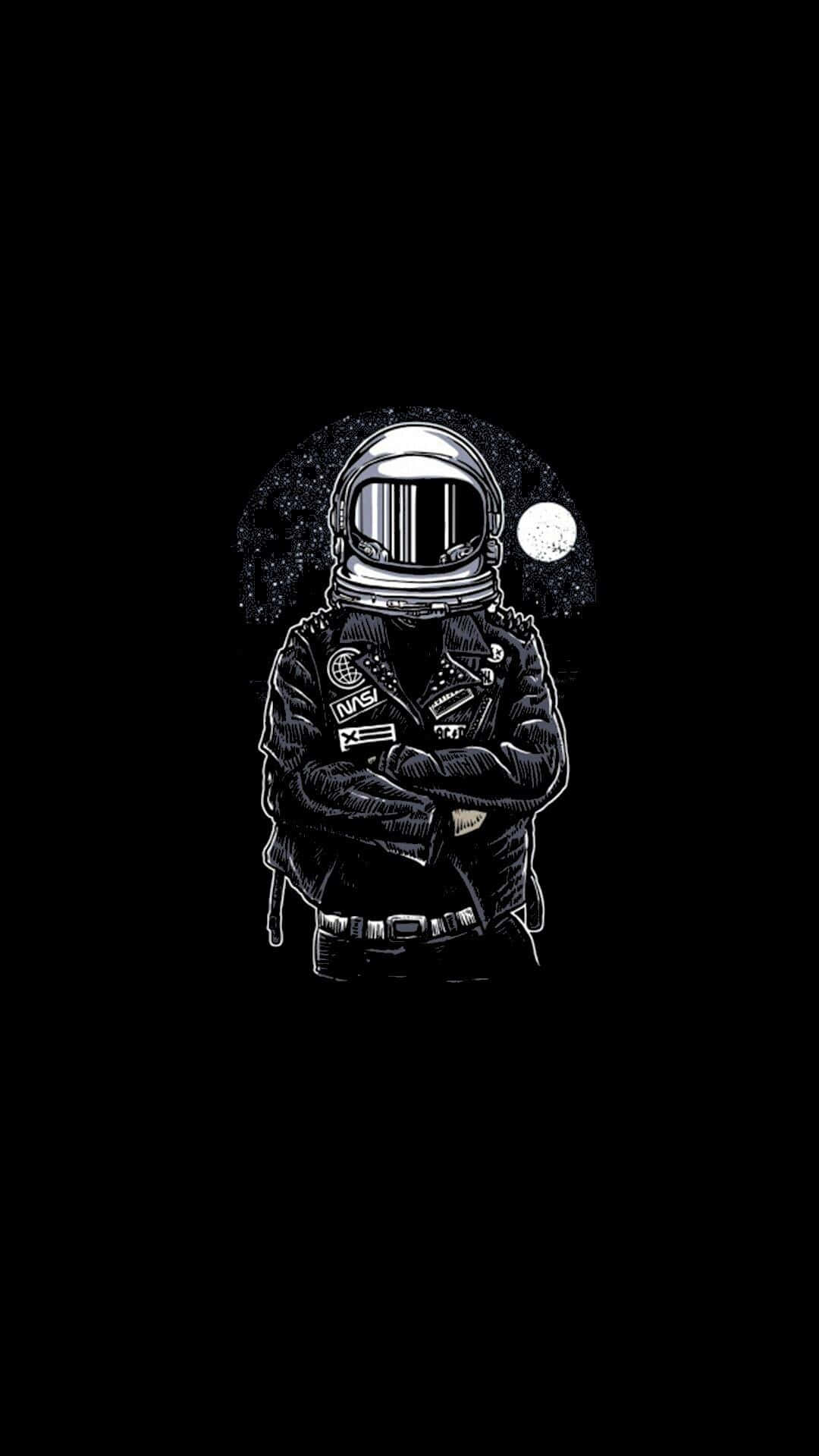穿著皮褸的太空人，雙臂交叉，站在星空太空背景前。