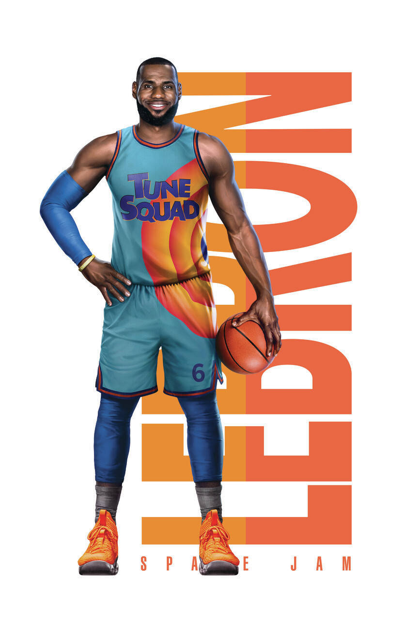 《太空大灌籃2》勒布朗 壁紙 — 勒邦占士身穿鮮豔的Tune Squad球衣，手持籃球，背後有粗體橙色字樣「LEBRON」。
