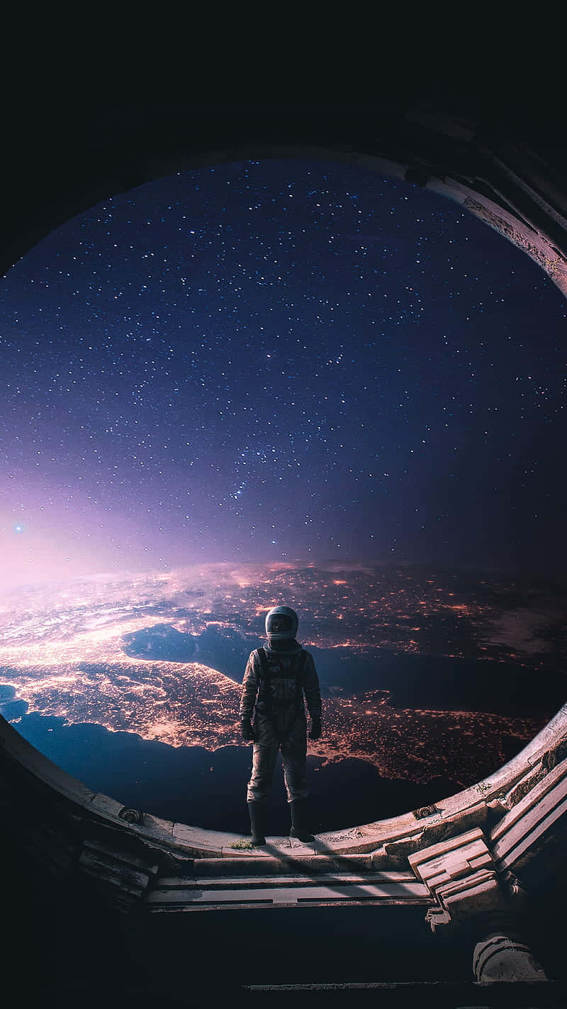 太空宇航員天文攝影 壁紙 — 一名太空人站在太空船窗邊，凝視著發光行星上方繁星點點的夜空。
