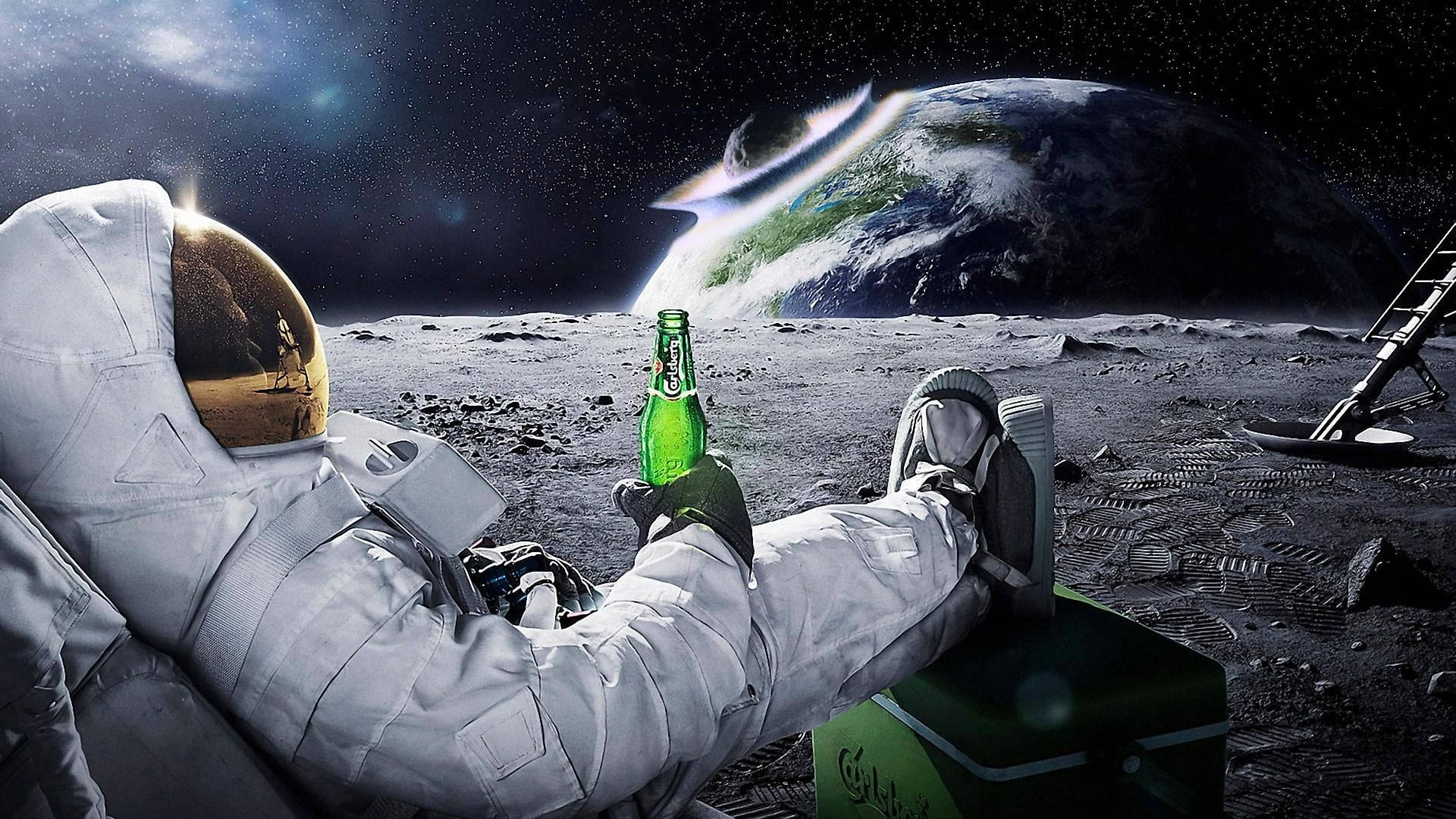 太空人在月球上喝啤酒，地球在背景中