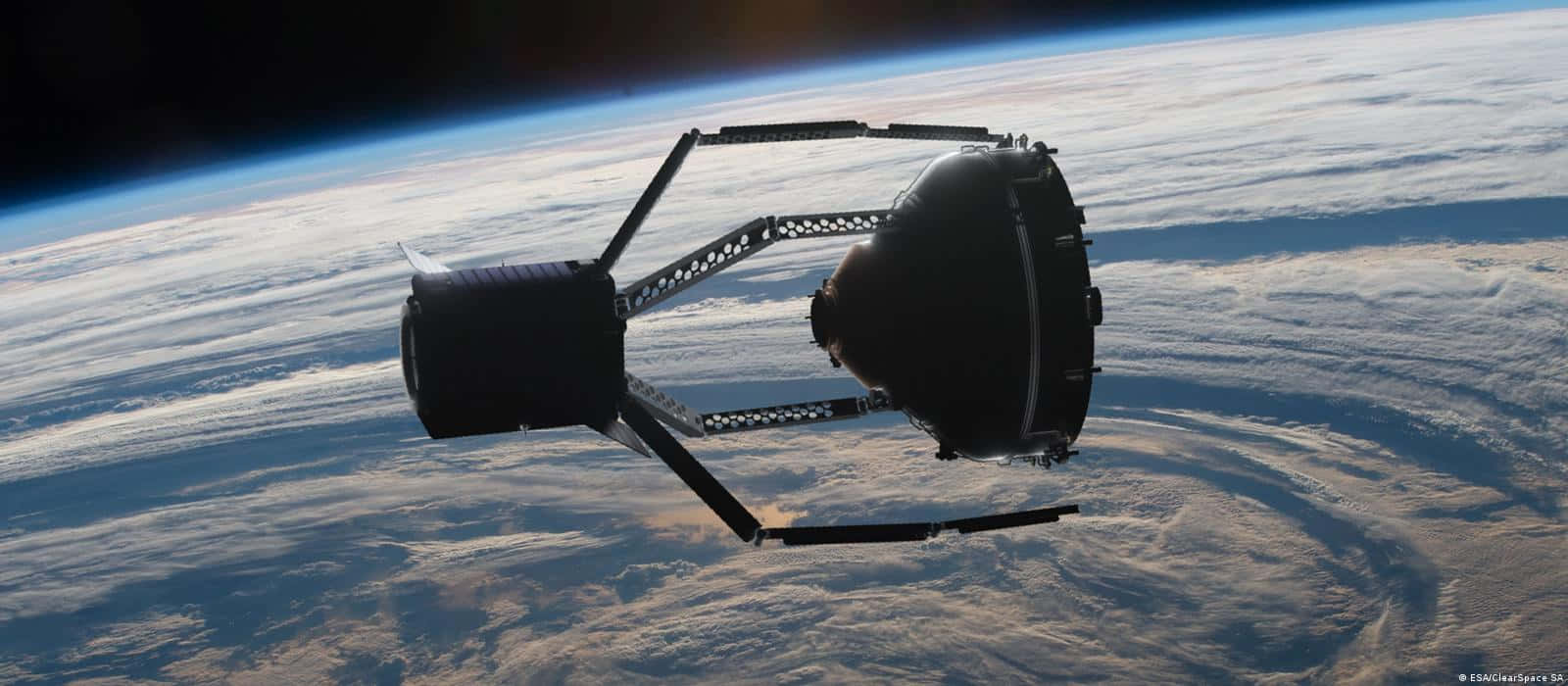 太空時代的通信衛星環繞地球 壁紙 — 一艘太空船繞地球運行，顯示行星彎曲的地平線和下方旋轉的雲層圖案。