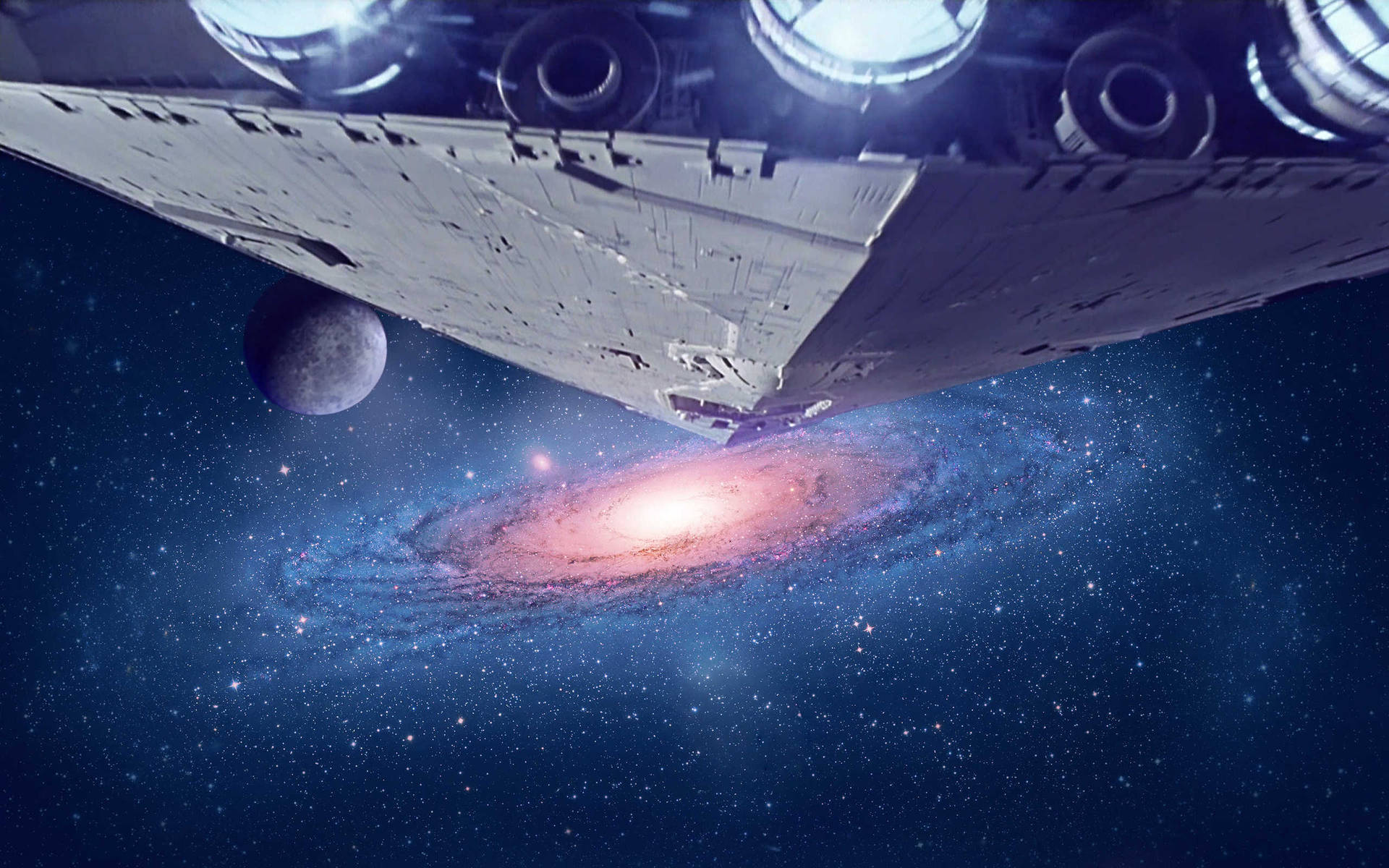一艘大型太空船在太空中靠近一個色彩繽紛的螺旋星系和一顆小衛星飛行。
