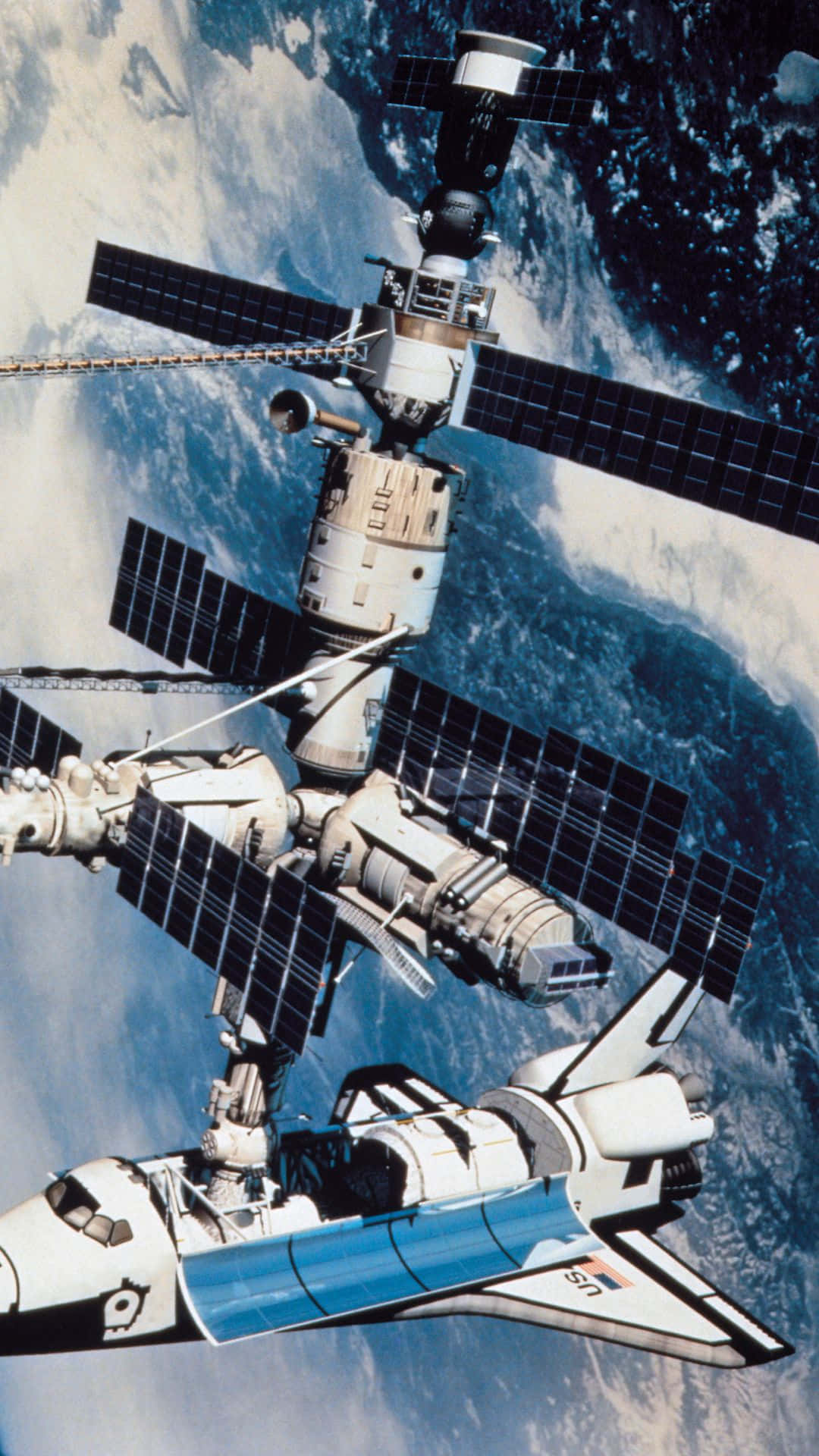 Live Space 桌布 壁紙 — 太空穿梭機在地球藍白雲層曲線上方與太空站對接。