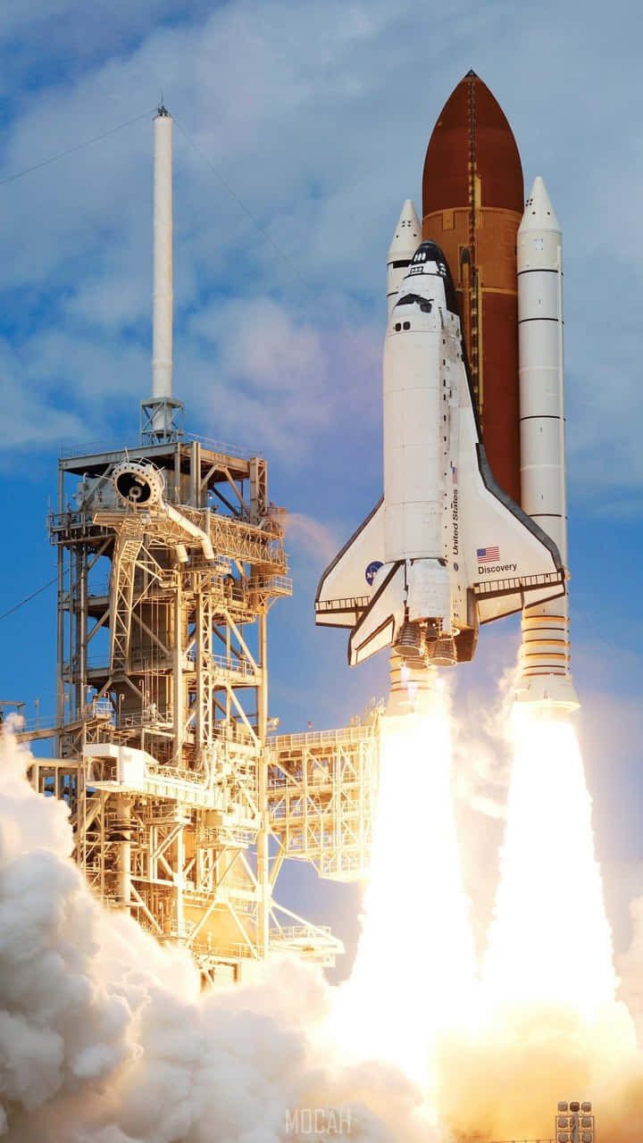 太空穿梭機正在升空，冒出濃煙 壁紙