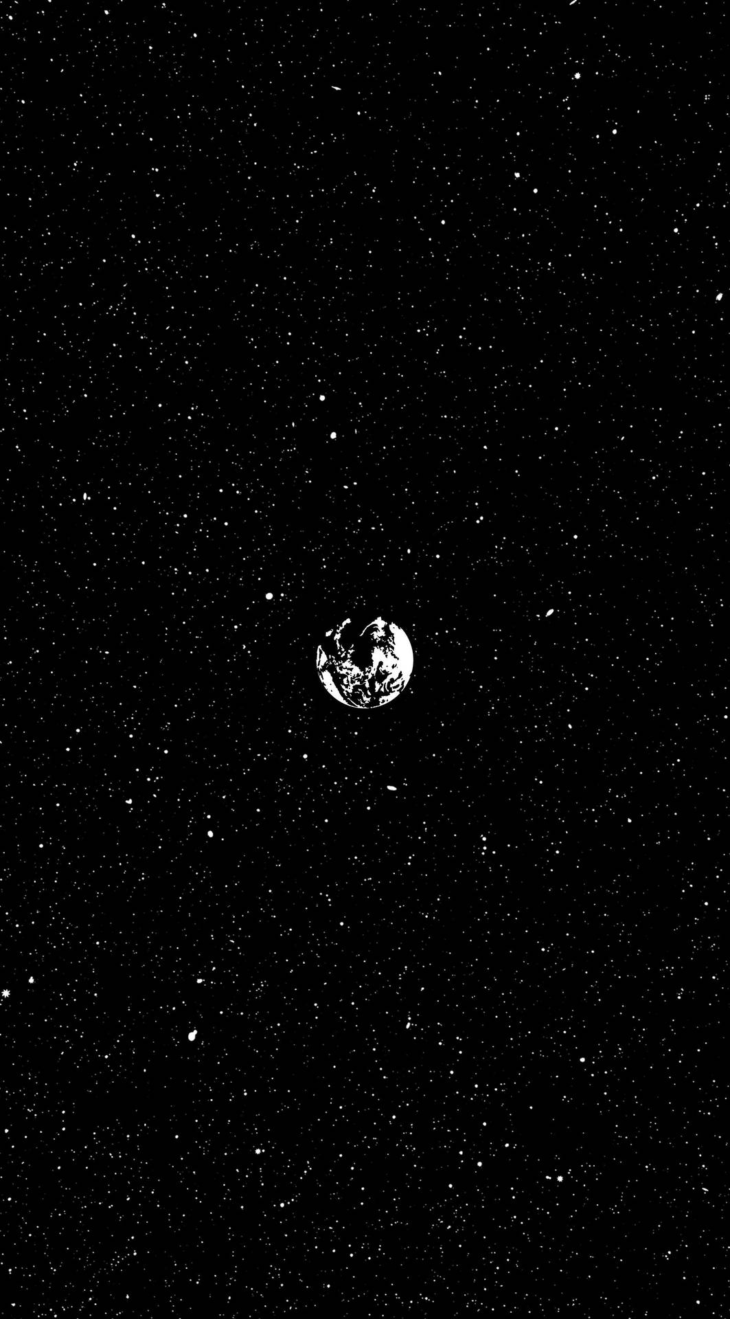 從太空看地球，被星星環繞的黑白景象。