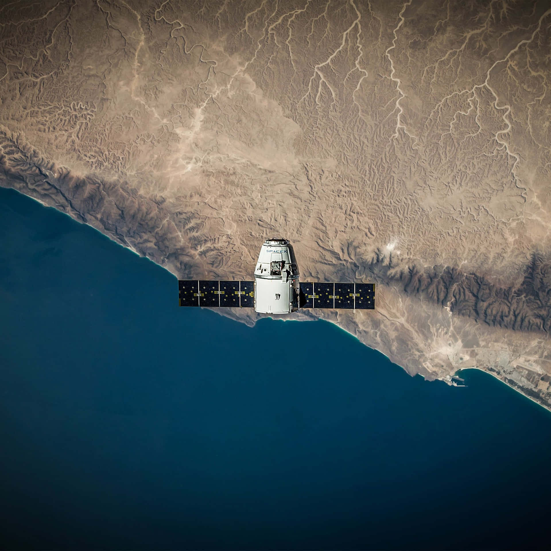 沙漠海岸上空的太陽能板衛星