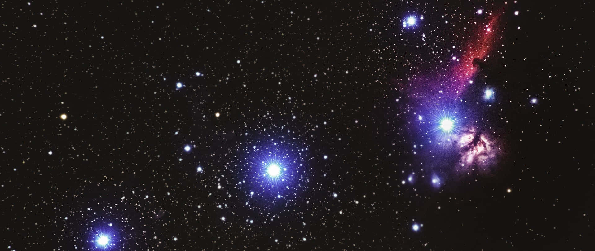 深空中閃爍著恆星的鮮豔宇宙星雲。