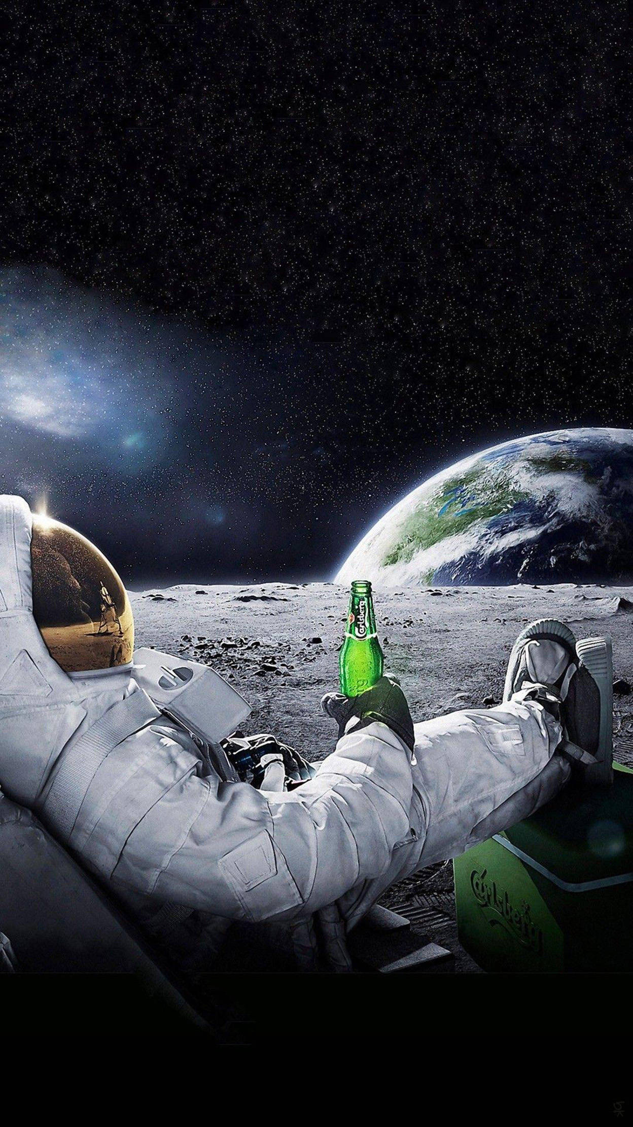 太空閒晃宇航員 iPhone 壁紙 — 一名太空人在月球上放鬆，手持綠色啤酒瓶，地球在他們身後繁星點點的虛空中升起。