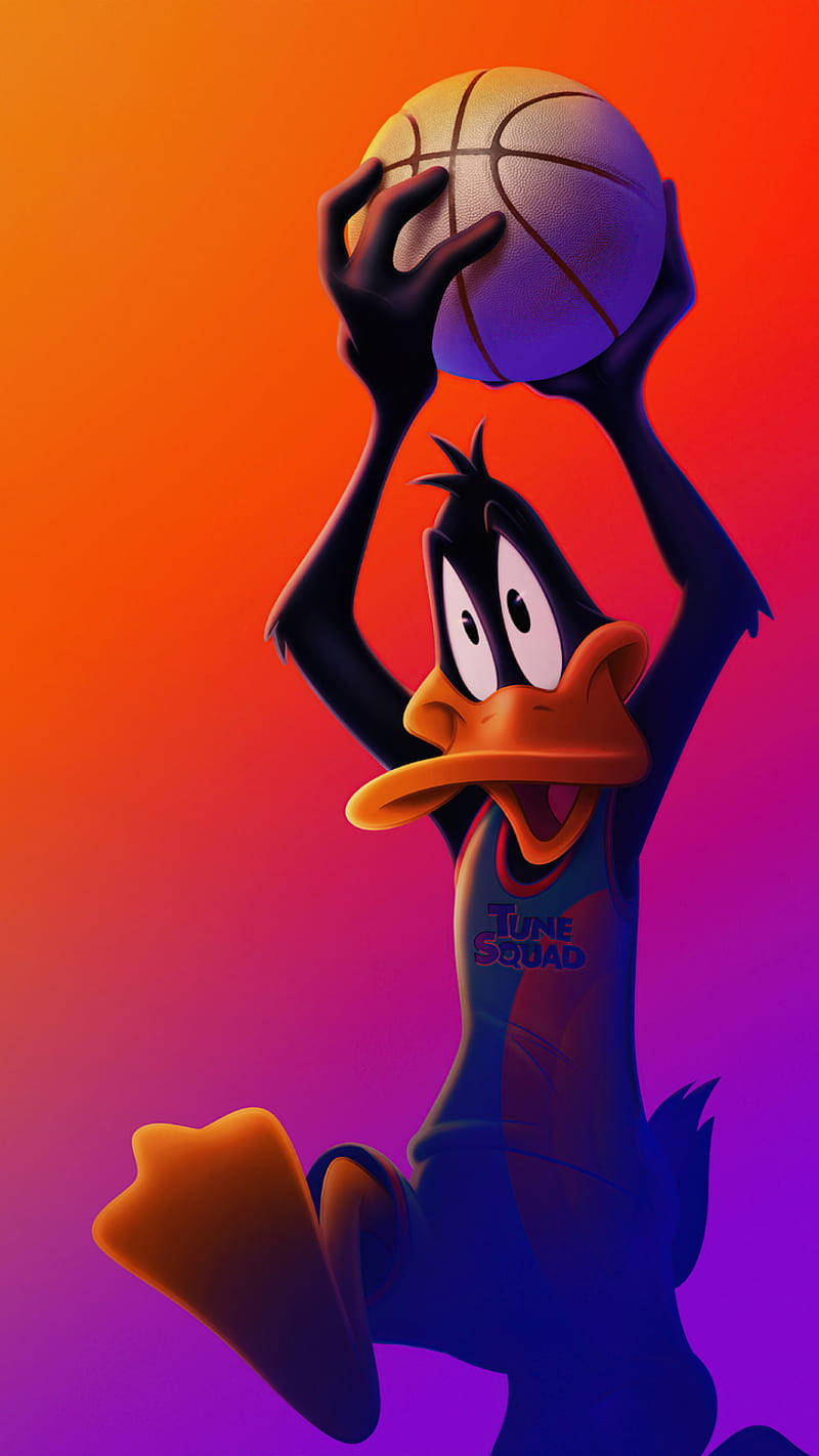 Daffy Duck 身穿 Tune Squad 球衣，在彩色漸變背景上跳起投籃。