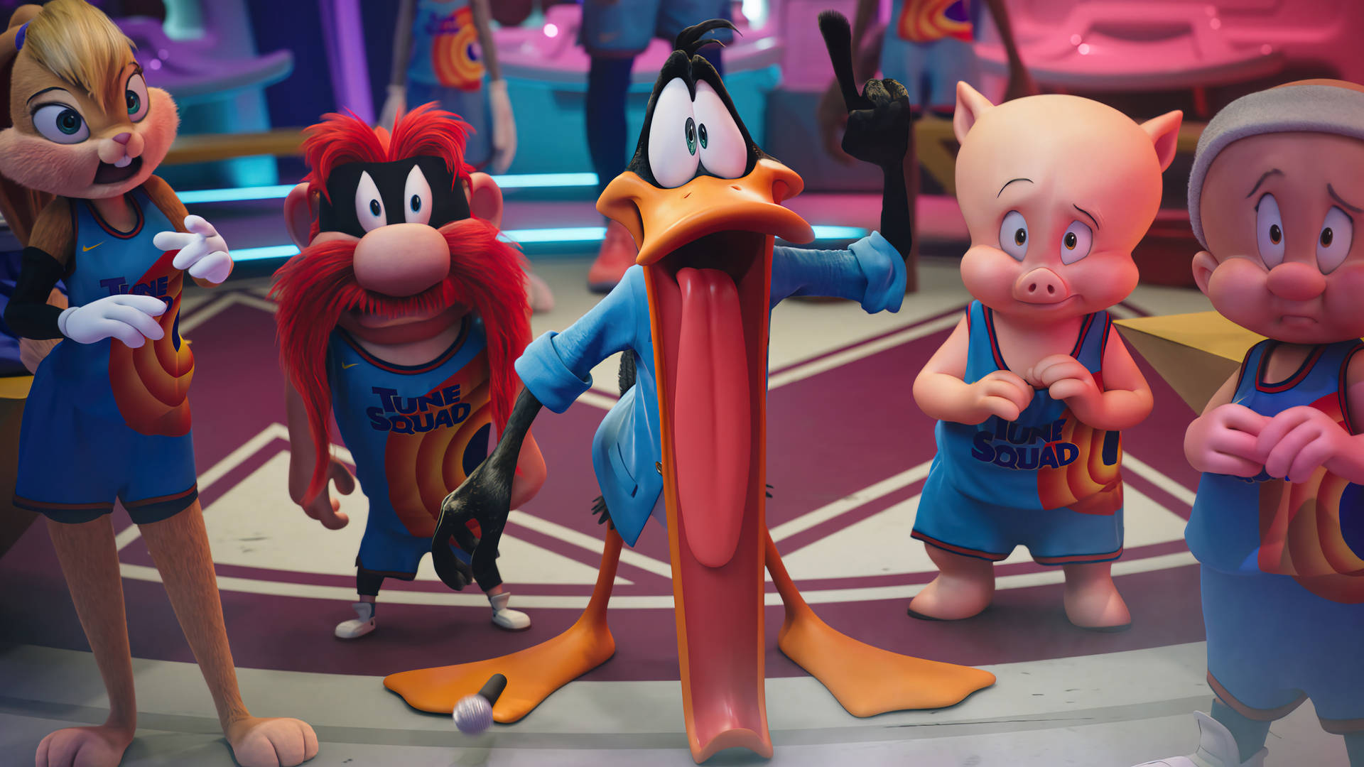 Looney Tunes 角色身穿籃球服站在球場上。