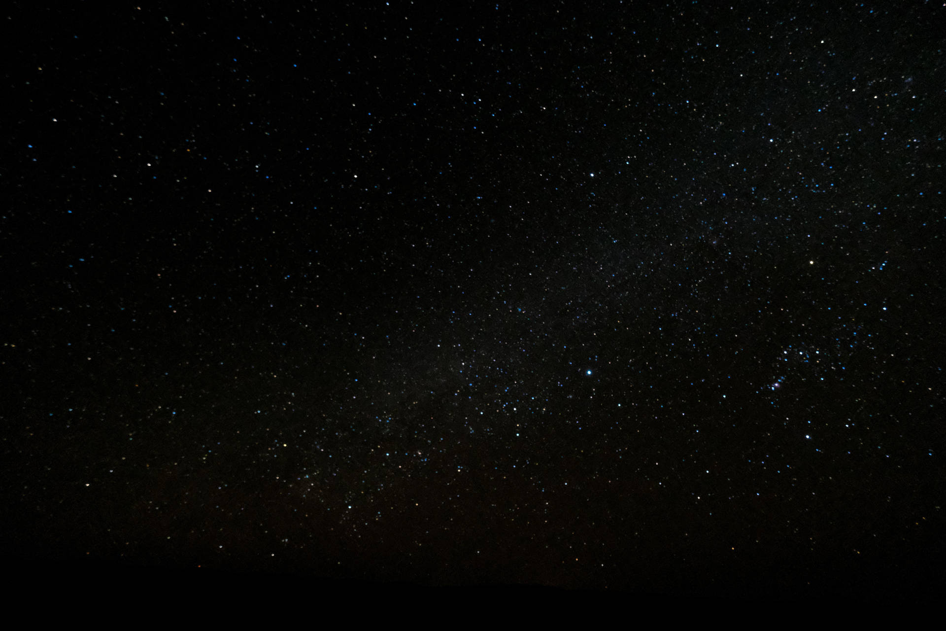 銀河系在黑暗地平線上方佈滿星星
