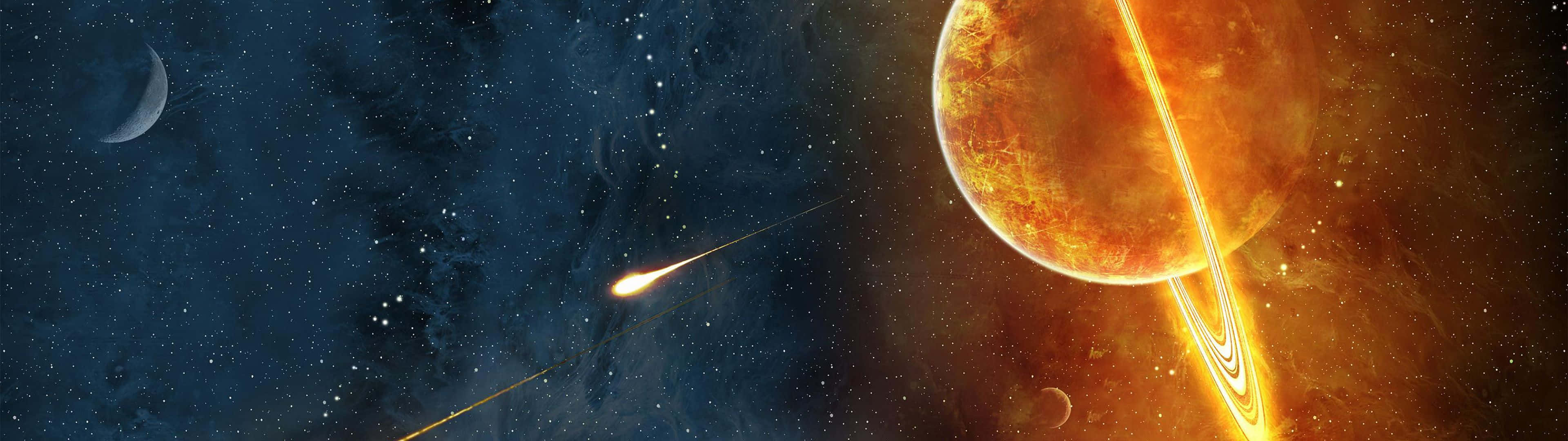 太空高清3840x1080月與彗星 壁紙 — 一顆熾熱的環狀行星主宰著繁星點點的宇宙場景，一顆彗星劃過，弦月懸於深空。