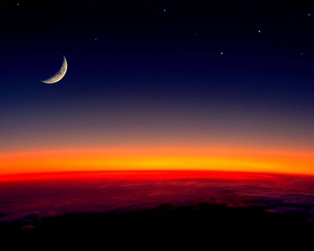 太陽光與月光 壁紙 — 一彎新月和星星在暮色中，於雲層上方熾熱的橙紅色地平線上閃耀。