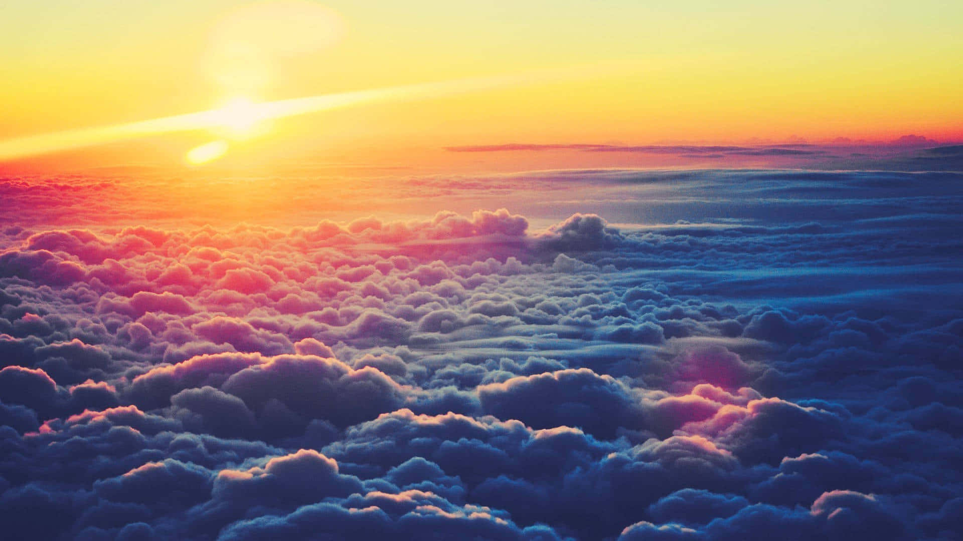 太陽在雲層上照耀 壁紙