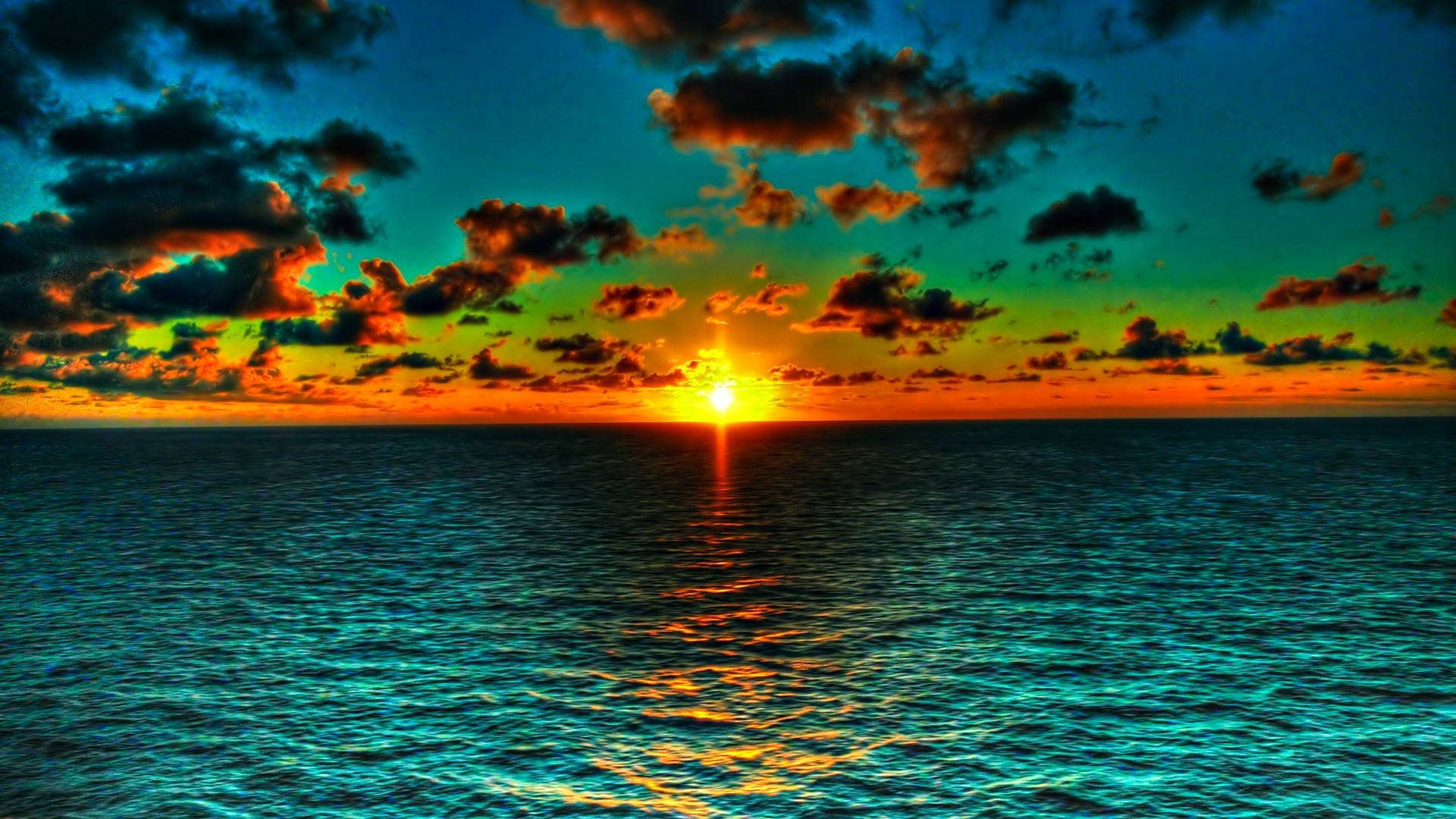 海面上充滿活力的夕陽，伴隨著色彩斑斕的雲彩和水面上的金色倒影。