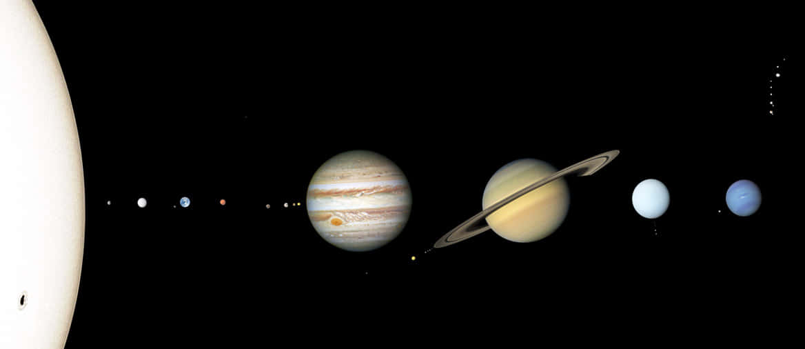 行星在太空中排列，木星和土星突出