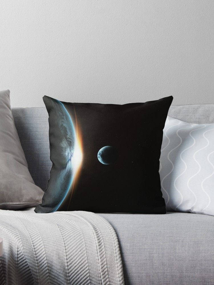 太陽與月亮抱枕 壁紙 — 一個宇宙主題的枕頭，上面有發光的行星和月亮，背景是黑色太空，放在灰色梳化上，配以有紋理的毛氈。