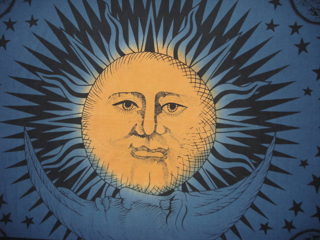 太陽與月亮插畫 壁紙 — 一個風格化的太陽帶有人類面孔，從新月後面照耀在繁星點點的藍色夜空。