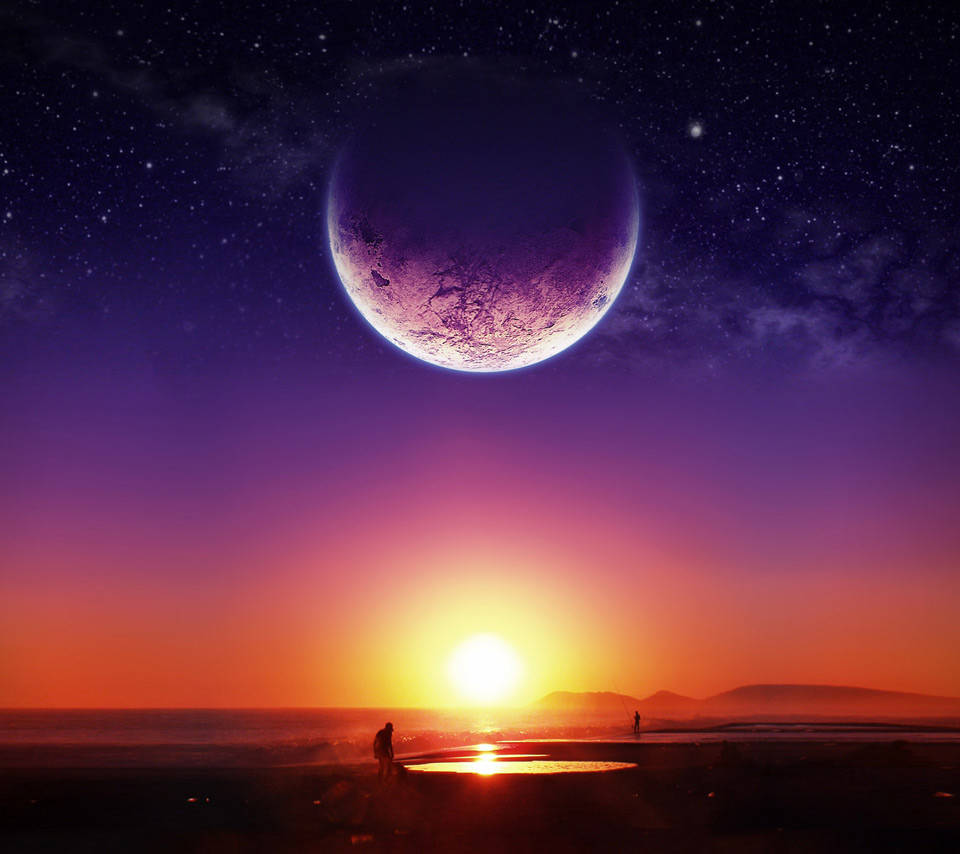太陽與月亮紫紅天空 壁紙 — 一個孤獨的身影站在沙灘上，發光的太陽正在地平線下沉，而一個巨大的紫色行星懸掛在星光燦爛的暮色天空中。
