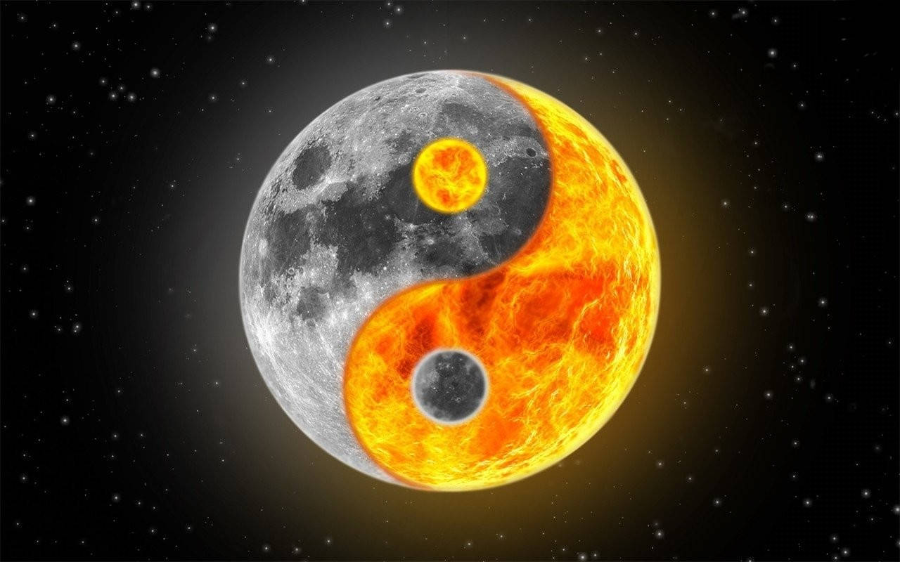 太陽與月亮陰陽圖案 壁紙 — 一個宇宙陰陽符號，帶有月亮和太陽的一半，漂浮在星空空間中。