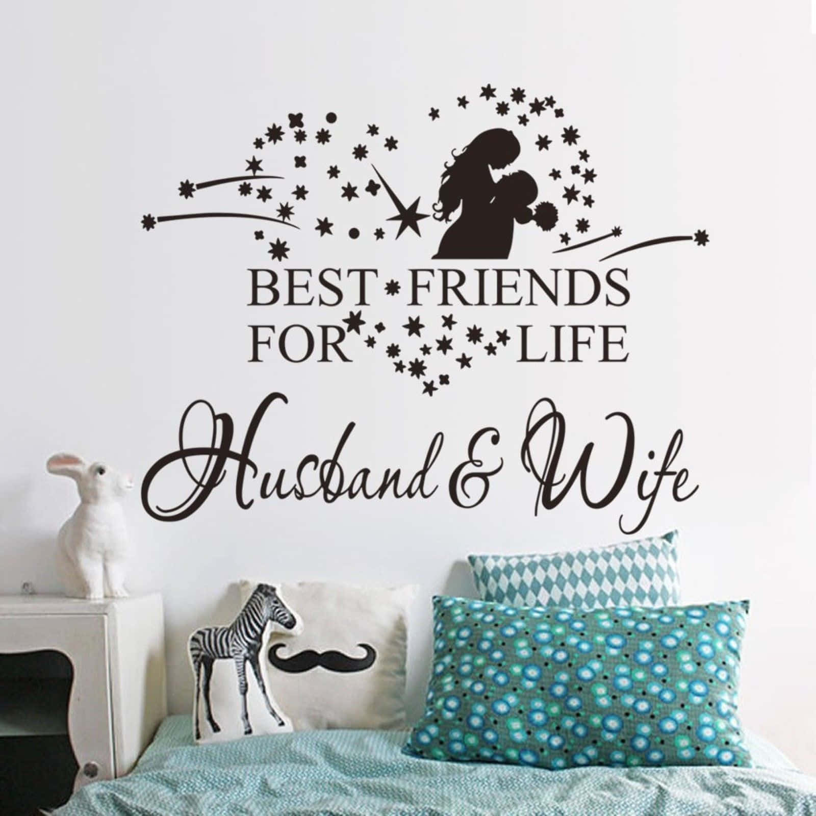 睡房內，帶有星星和文字「Best Friends for Life Husband & Wife」的夫婦牆貼。