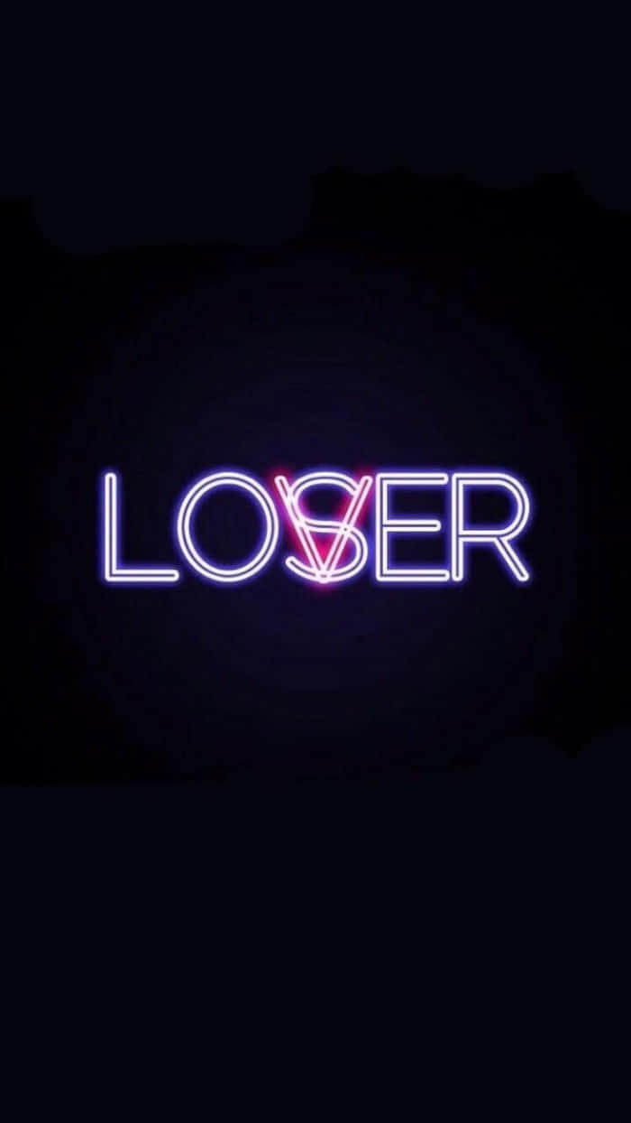 霓虹燈牌在深色背景上顯示紫色和藍色的 LOSER。