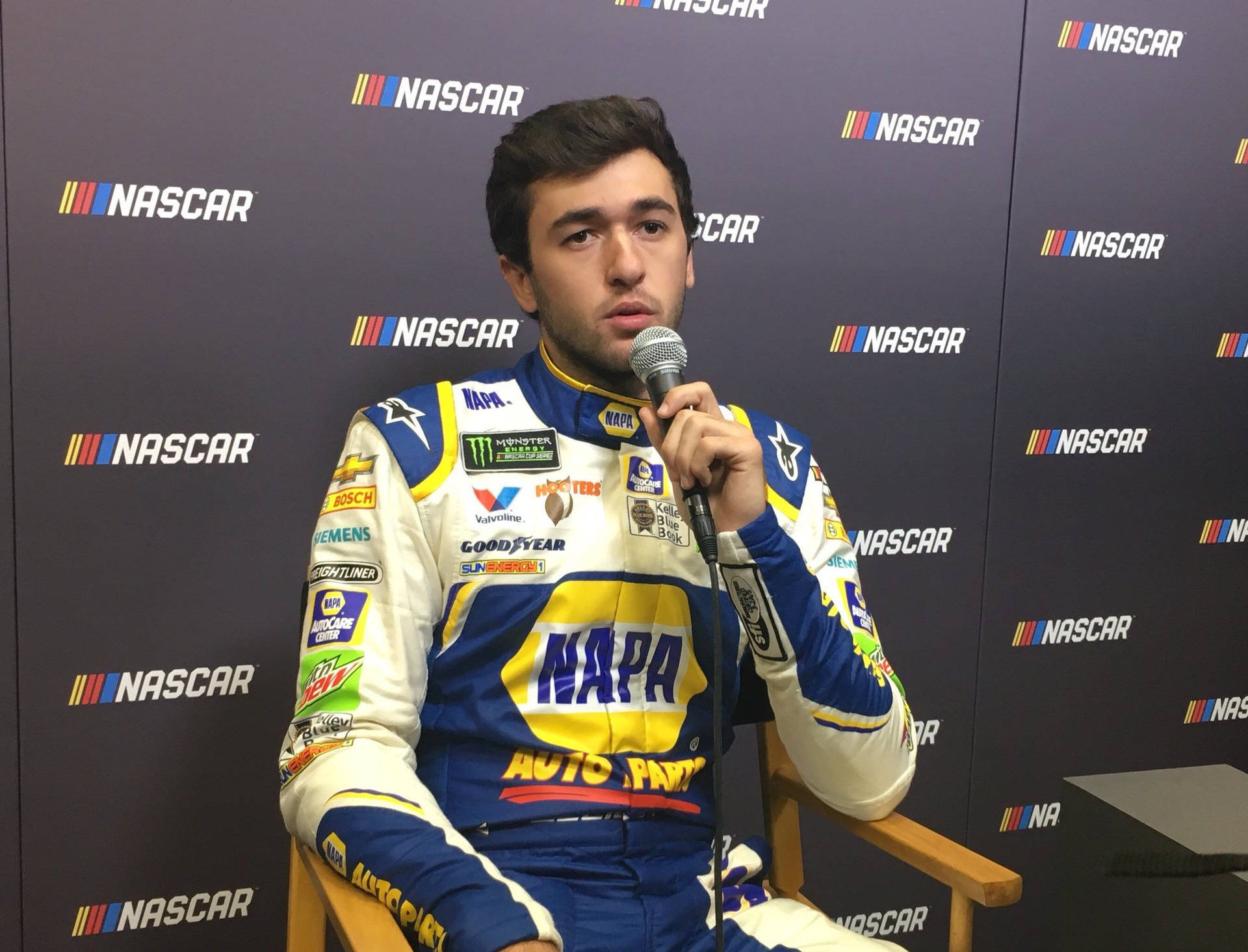 身穿賽車服的NASCAR車手在記者會上發言。