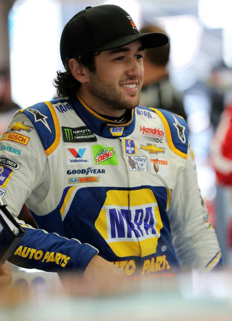NASCAR車手穿著賽車服在車庫微笑