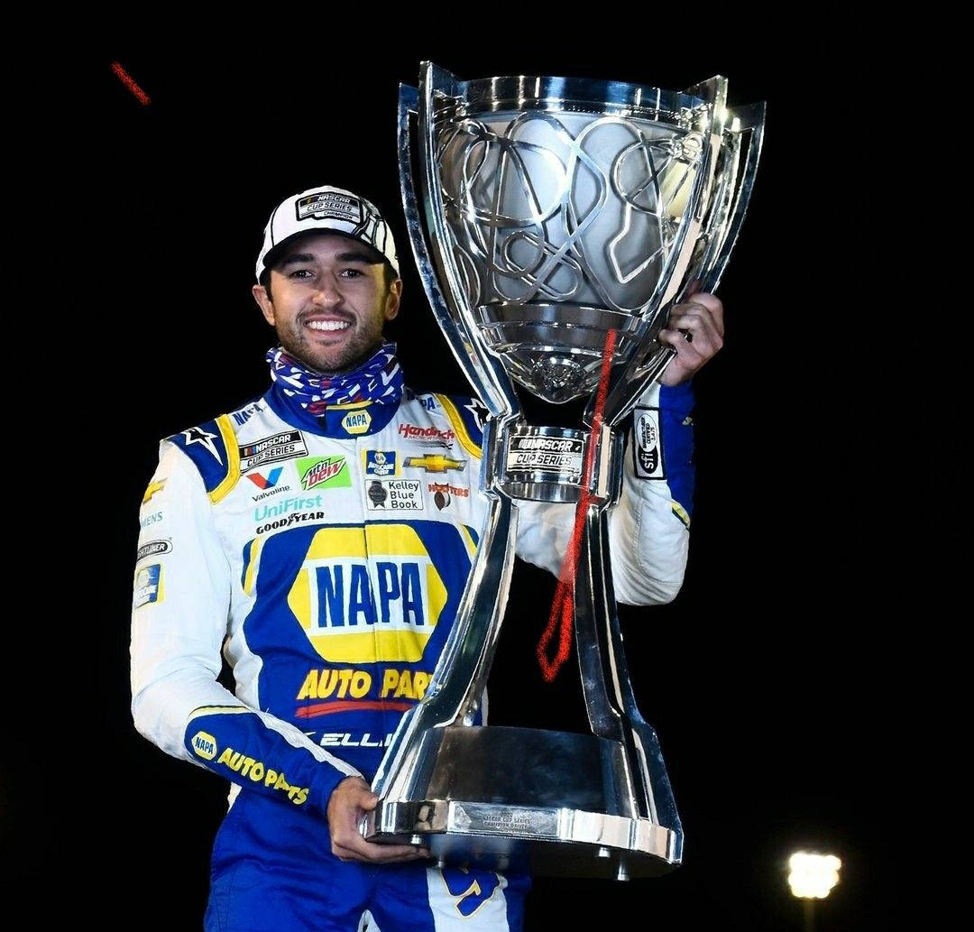 NASCAR車手在夜間活動中高舉冠軍獎盃