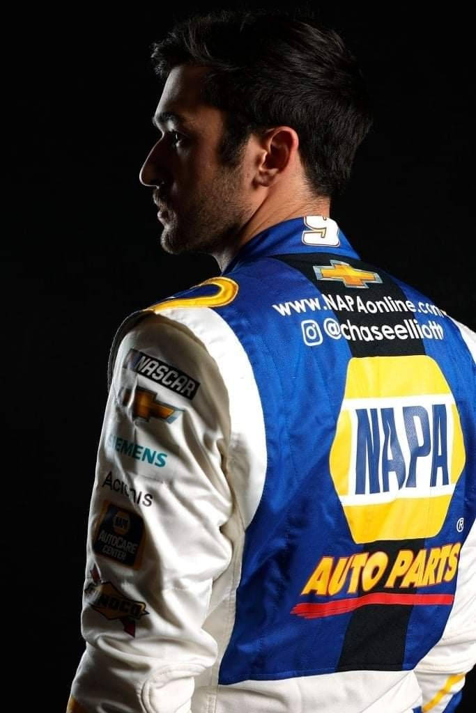 身穿印有NAPA Auto Parts標誌賽車服的NASCAR車手