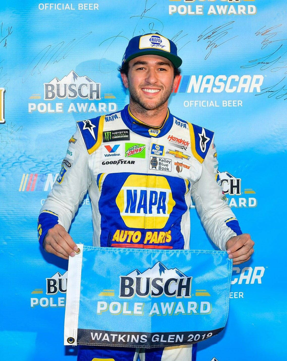 NASCAR車手在2019年沃特金斯格倫賽事中手持Busch Pole Award旗幟。
