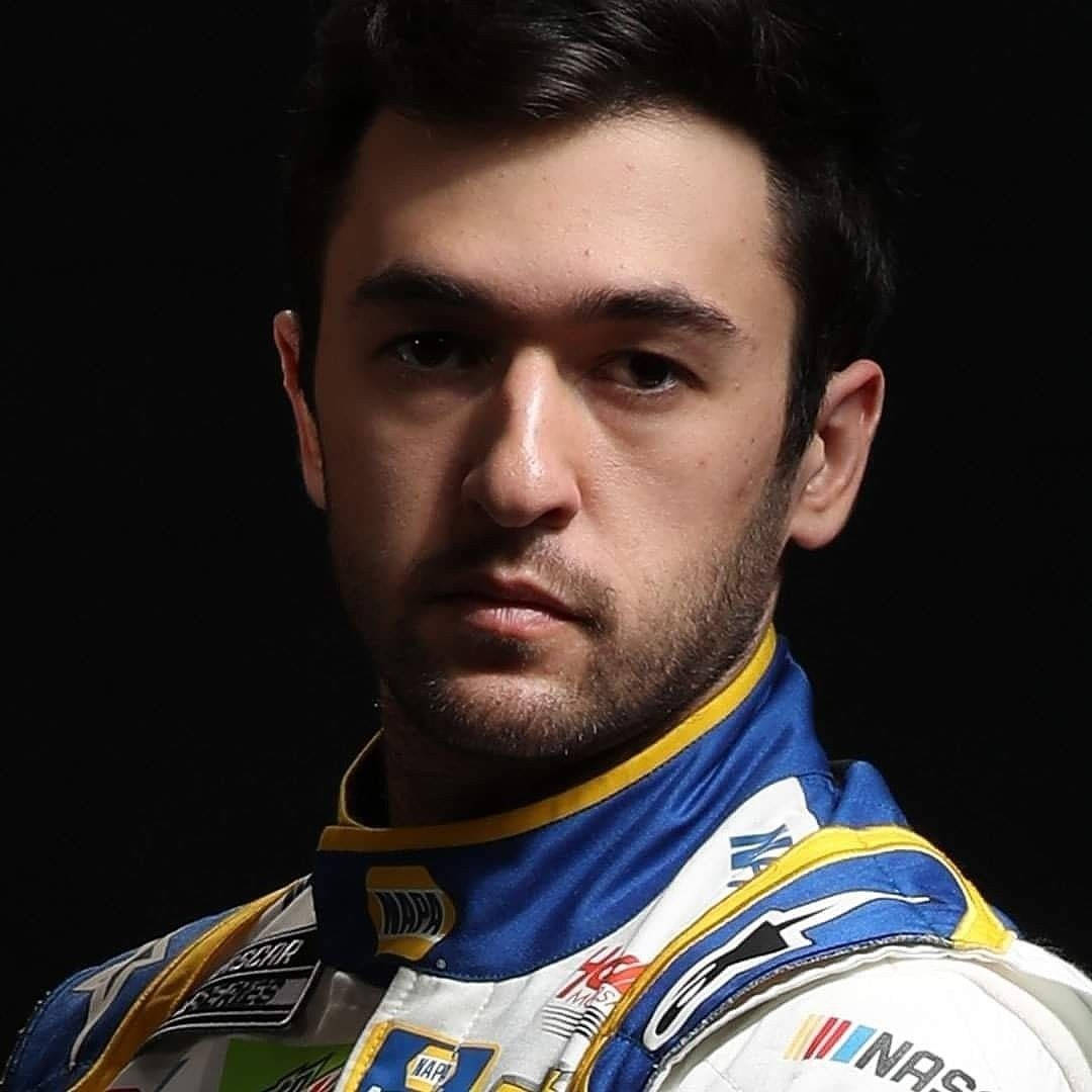 身穿賽車服的NASCAR車手神情嚴肅