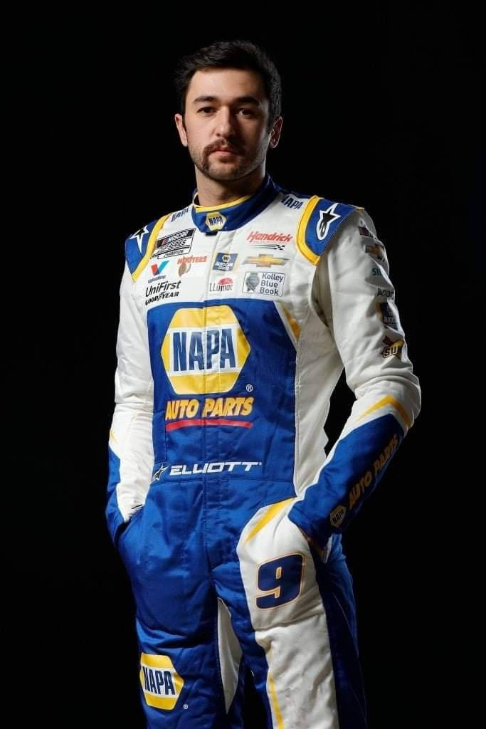 身穿藍白賽車服、帶有NAPA標誌的NASCAR車手在攝影棚中擺姿勢。