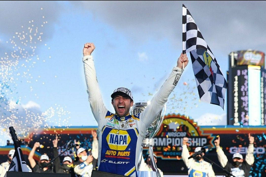 NASCAR車手手持格仔旗和獎盃慶祝勝利，五彩紙屑飄落。