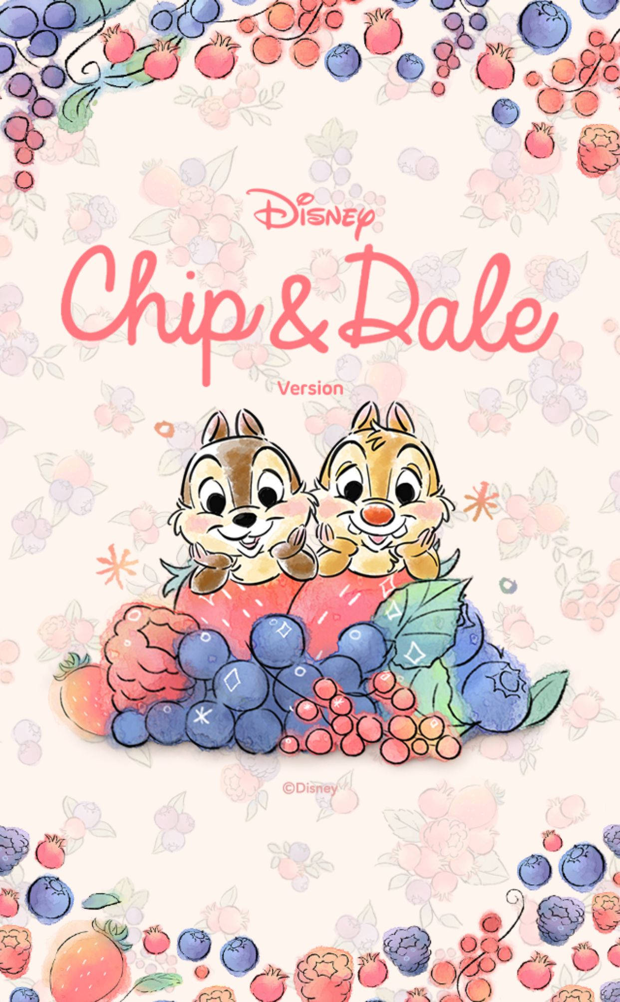 奇奇與蒂蒂置身水果背景 壁紙 — Chip 和 Dale 快樂地坐在色彩繽紛的莓果堆上，周圍環繞著柔和水彩風格的花卉和水果圖案。