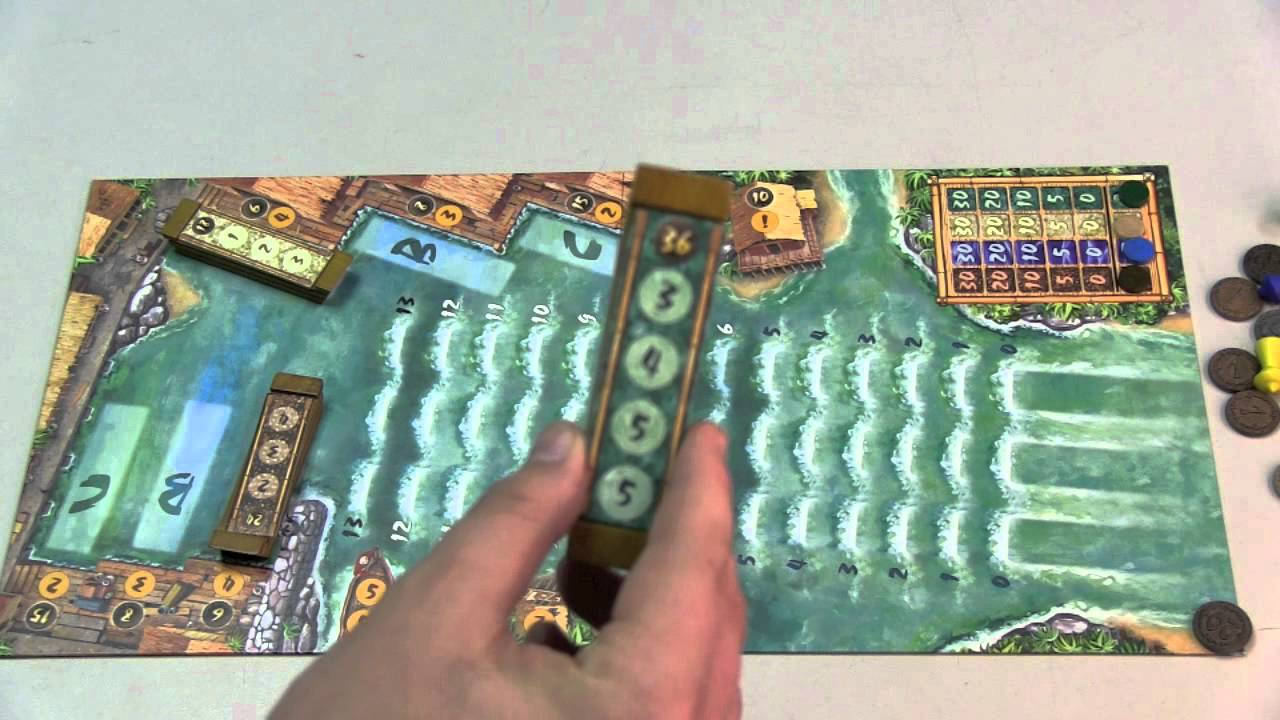 手將帶數字的瓷磚放在河流主題的棋盤遊戲上。