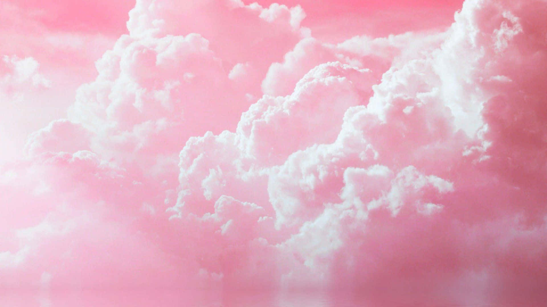 粉紅色的雲朵漂浮在柔和夢幻的天空中