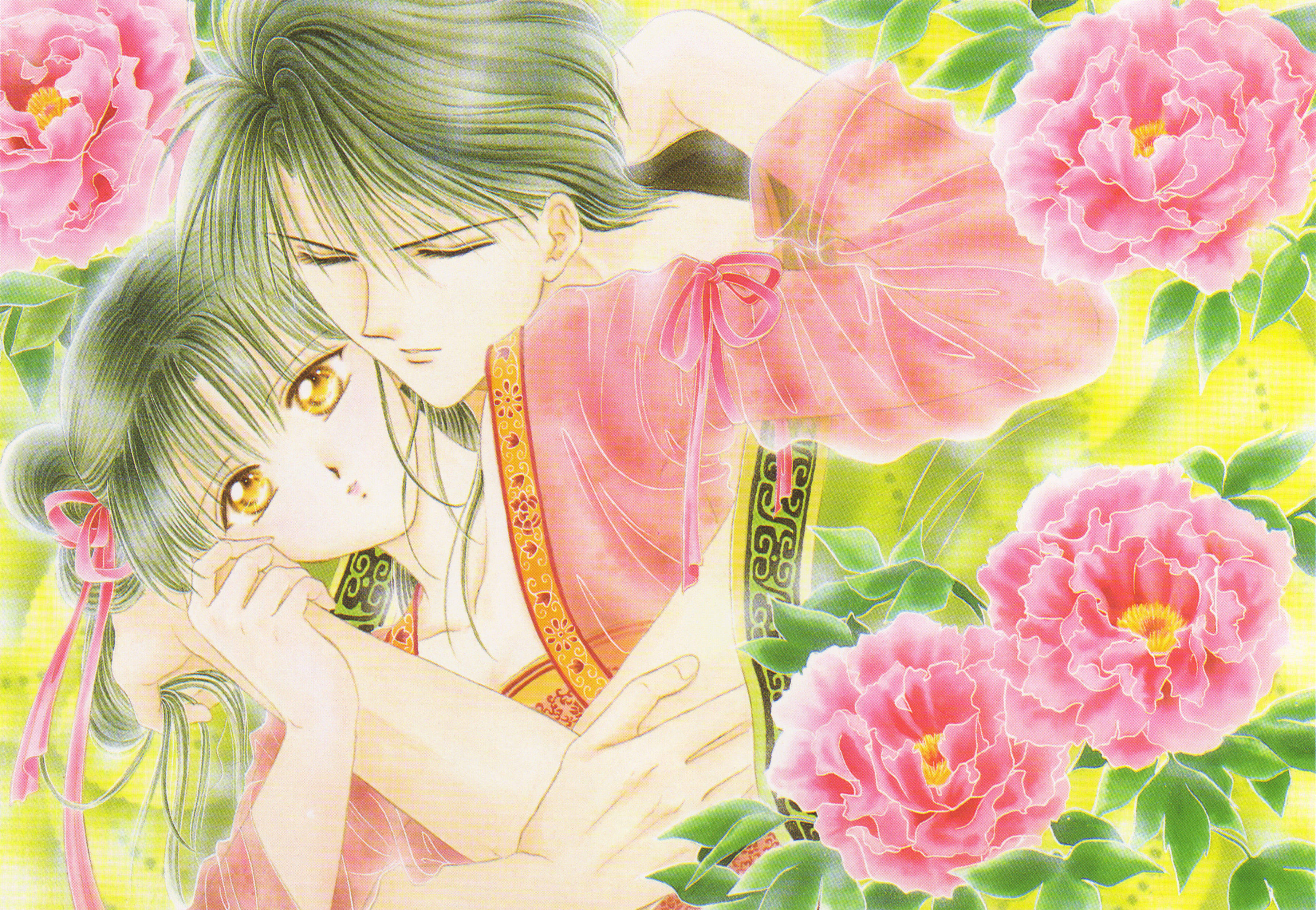 奇幻妖精美佳與神劍可愛版 壁紙 — 兩個動漫角色在柔和的金色光線下，在充滿活力的粉紅色牡丹和茂密的綠色植物中溫柔地擁抱。