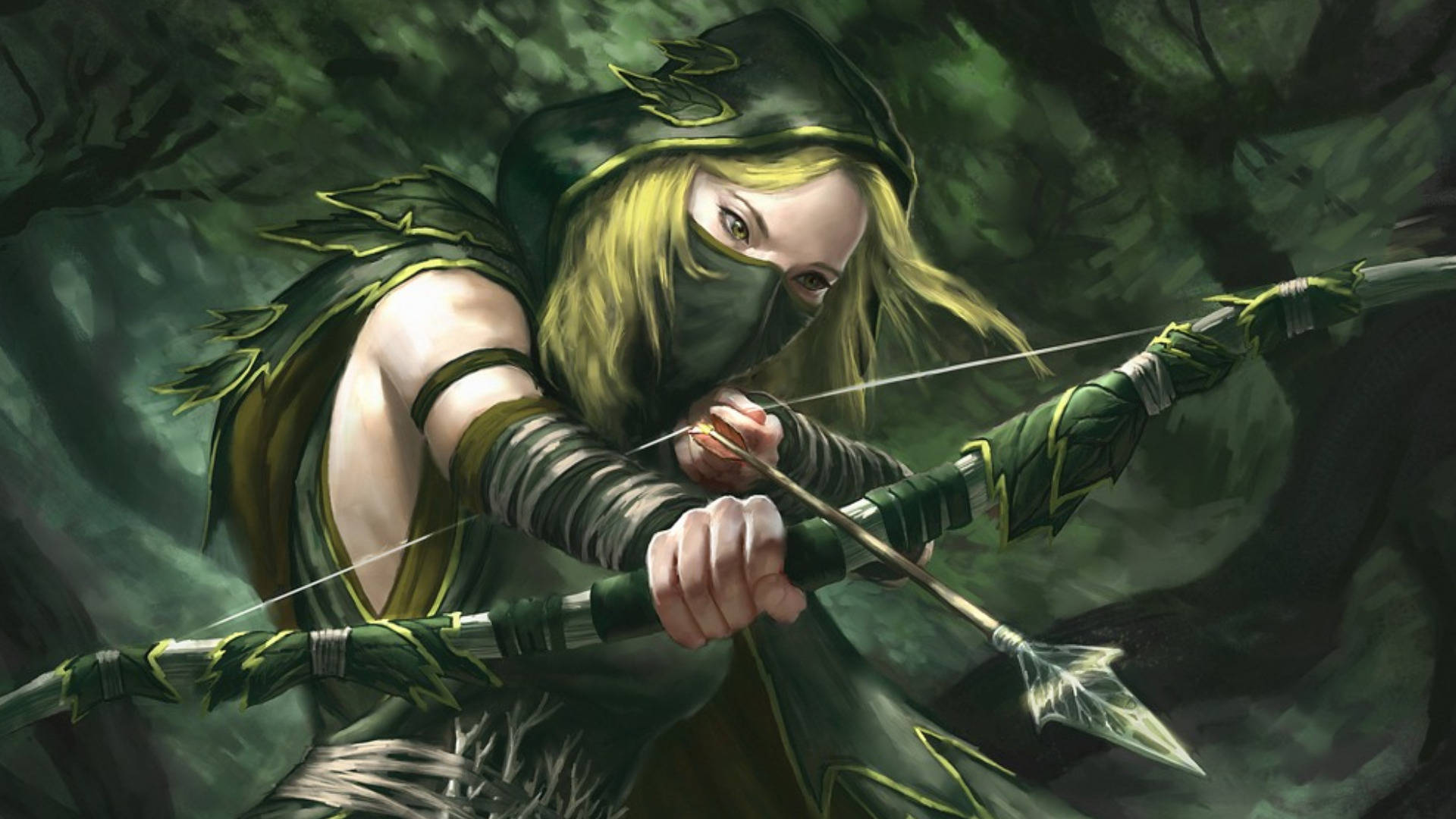 奇幻射箭 壁紙 — 一位戴著兜帽、金髮碧眼、身穿綠色服裝的弓箭手在迷霧森林中拉弓，專注且準備射擊。