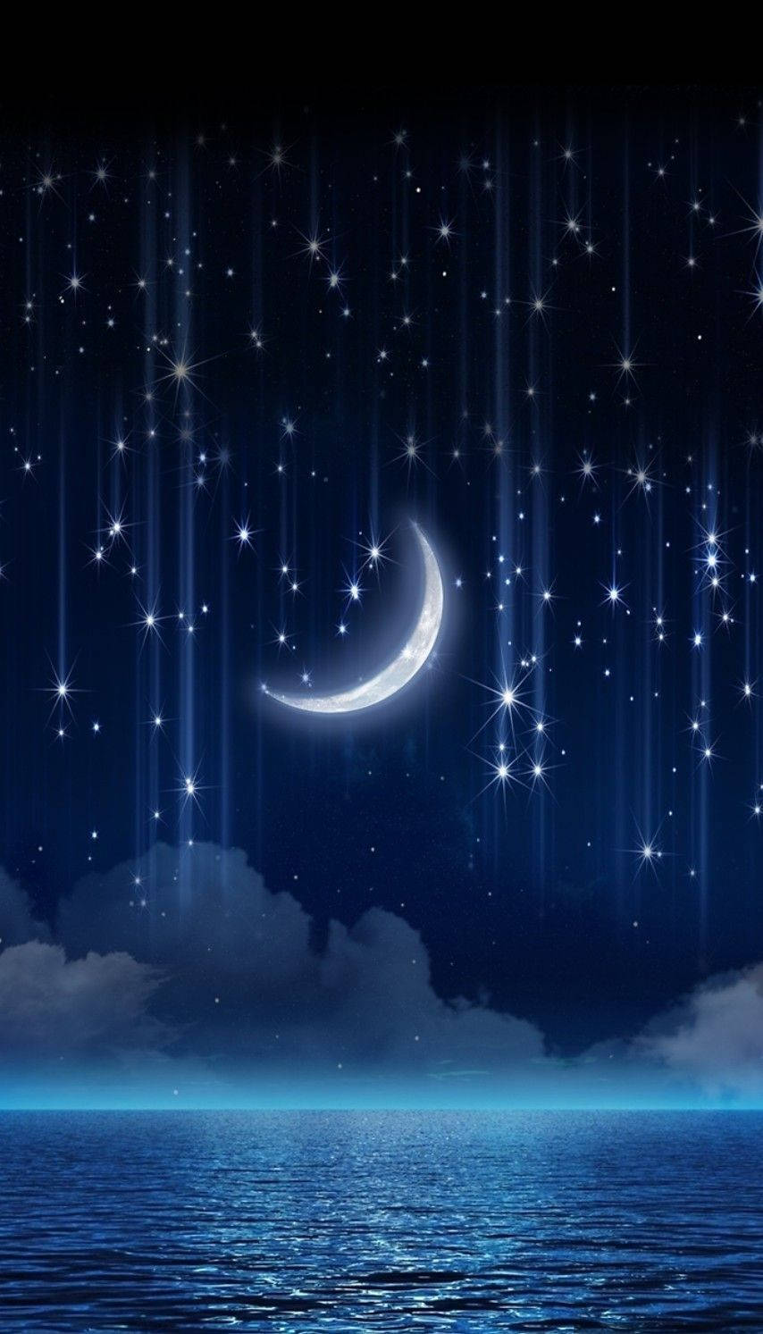 弦月與星星在平靜的海洋上空夜晚