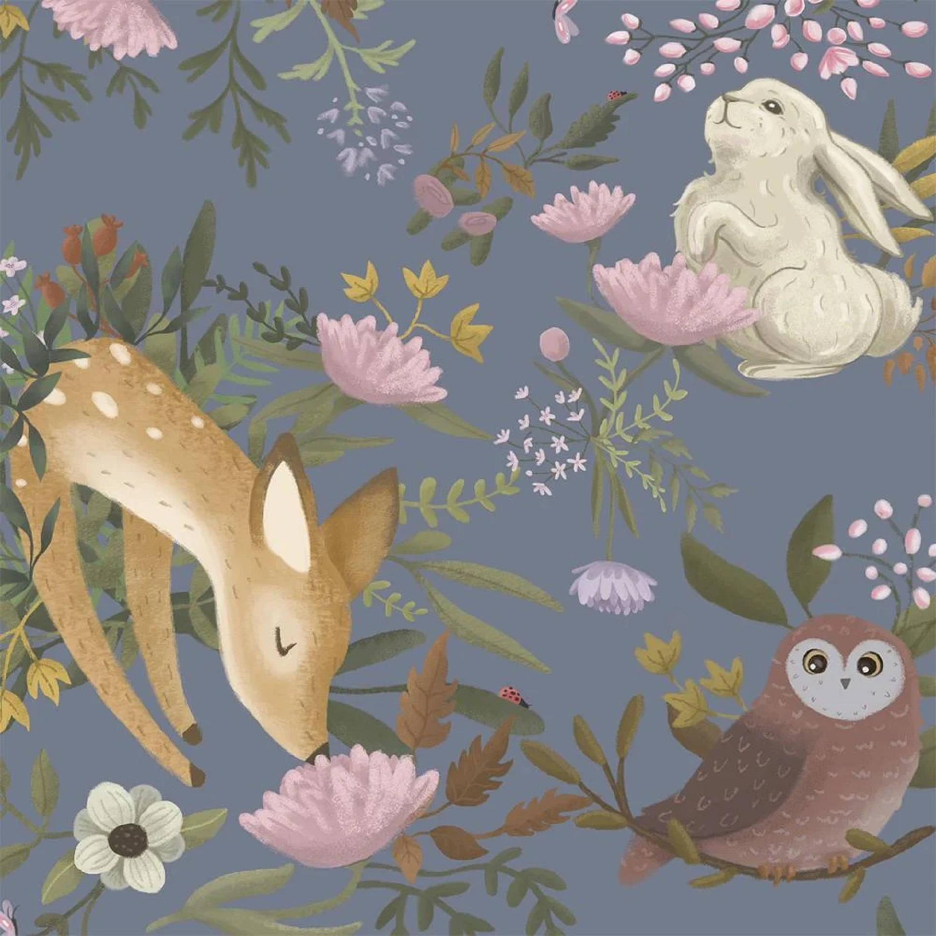 奇幻植物與動物 壁紙 — 一幅夢幻插畫風格的牆紙，描繪了一隻熟睡的小鹿、一隻棲息的貓頭鷹和一隻白兔，置身於柔和的粉紅花朵和綠色葉片之間，背景是柔和的藍色。