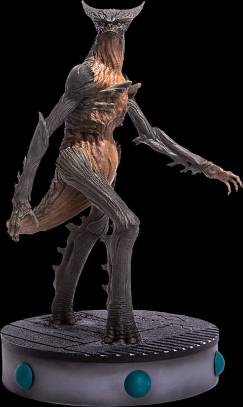 奇幻生物雕像展示 壁紙 — 一個怪誕的生物機械生物雕像，帶有紋理的灰色和棕色皮膚，站在黑色背景前的圓形底座上。