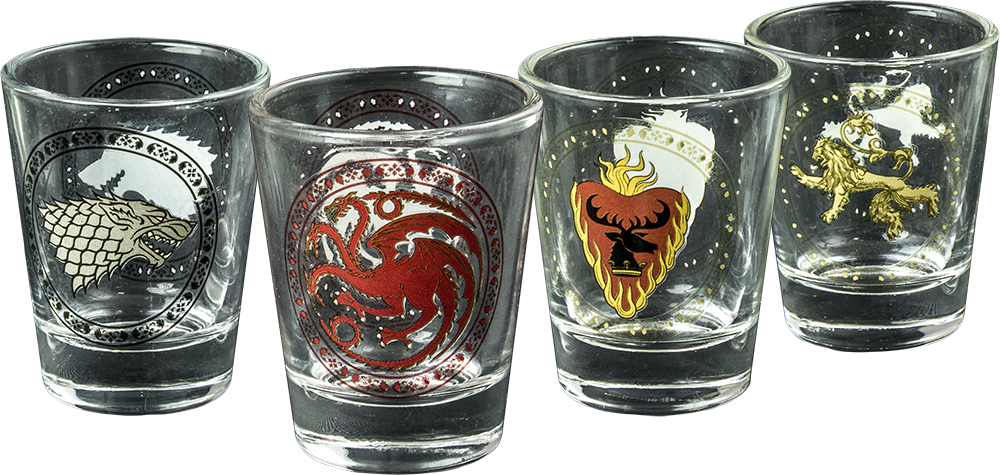 奇幻系列主題烈酒杯 壁紙 — 四個透明酒杯，每個都帶有《權力遊戲》中獨特的家族徽章，並有金屬和彩色細節。