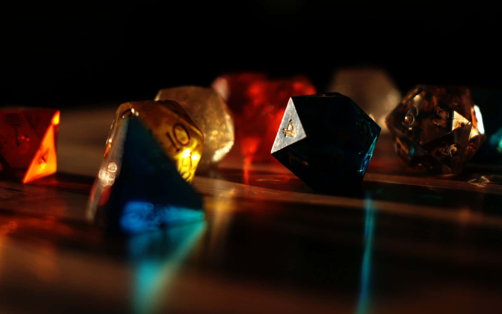 奇幻風景中的 Epic D20 骰子 壁紙 — 發光的半透明多面骰子，數字在暖光照射下，放置在深色背景的反射表面上。