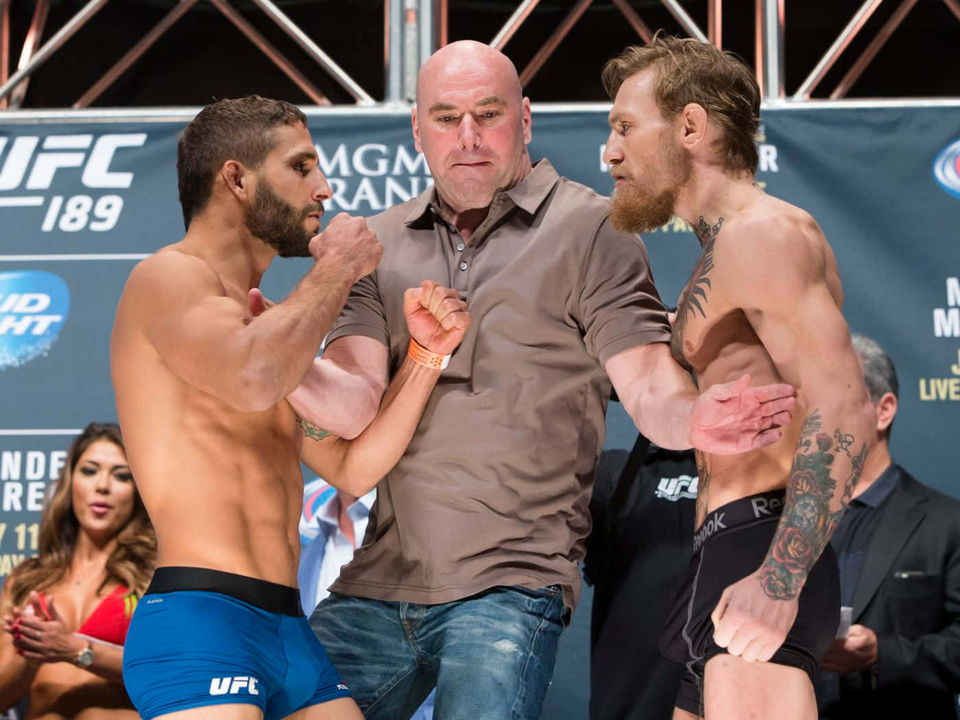 兩位MMA拳手在UFC稱重時面對面站立，裁判將他們分開。